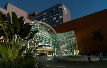 Fachada iluminada do Einstein à noite, a arquitetura moderna representa o dinamismo para a inovação com foco em inteligência artificial, telemedicina e big data aplicados à saúde. Inovação também reconhecida pelo ranking Newsweek em 2026.